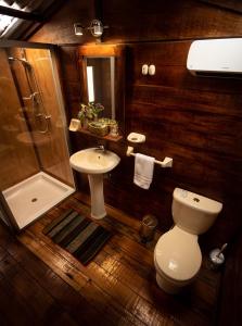 乌鲁班巴Glamping Chaska Ocupi的浴室配有卫生间、盥洗盆和淋浴。