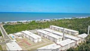 伊列乌斯Apartamento Praia dos Milionários 3 Quartos e Ar condicionado的海滩附近建筑的空中景观