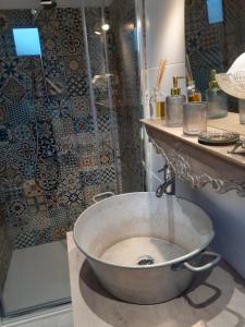博尔马斯·莱斯·米默萨斯Le petit atelier的浴室设有大型金属浴缸及淋浴