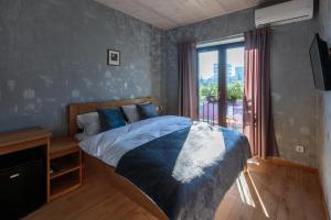 利沃夫Villa crocus的一间卧室设有一张床和一个大窗户