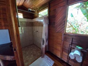 El AchioteCabañas Los Laguitos Rio Celeste的木制浴室设有淋浴和窗户