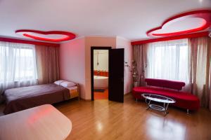 文尼察潘斯卡哈塔酒店的客房设有带一张床和一张桌子的卧室