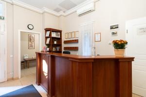布达佩斯布达佩斯全景中心酒店的一间法律办公室,在房间内配有书桌