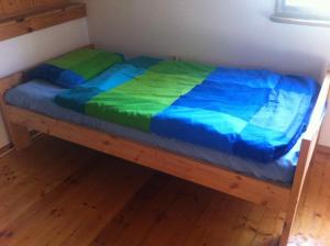 奥斯特基采Bea Hive的一张蓝色和绿色的床铺