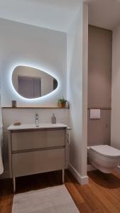 兰斯Au 53, sous le chartil的一间带水槽、卫生间和镜子的浴室