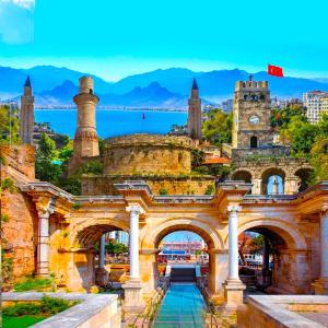 安塔利亚ROOMS AND APARTMENTS center of Antalya, beach, old town的享有带钟楼建筑的景致