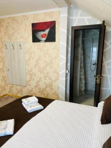 DrogomirchanyПід явором NEW的卧室配有一张床和一幅女画