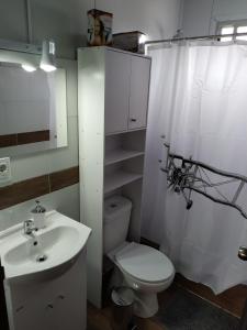 特立尼达岛Casita de Piedra 6的浴室配有白色卫生间和盥洗盆。