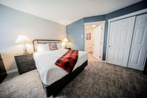 格兰德莱克Grand Lake Lodge的一间卧室配有一张带铺着平底毯的床