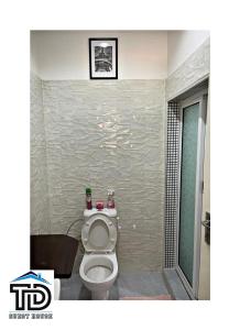 希莫尤TD Guest House 5 Lite的一间带卫生间和淋浴的浴室