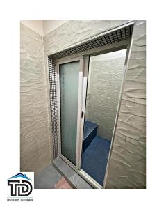 希莫尤TD Guest House 5 Lite的浴室内有滑动玻璃门,有楼梯