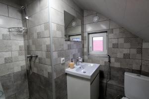 布克维Melody Hotel的一间带水槽、卫生间和镜子的浴室
