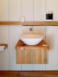 Brisas de ZicatelaBugambilias Alojamiento的木架上带碗水槽的浴室