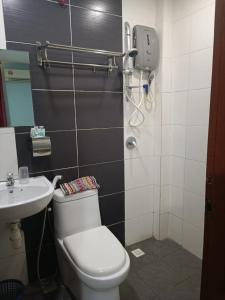 维多利亚AMBASSADOR LABUAN VIEW HOTEL的一间带卫生间和水槽的浴室