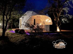 KrauschwitzGlamping Krauschwitz的夜间在院子里带灯的圆顶帐篷