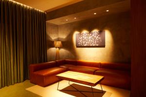 札幌Riverside Hotel Sapporo的客厅配有沙发和桌子