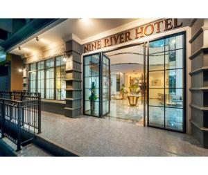 拉差汶里Nine River Hotel的门打开的酒店大厅