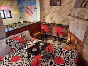 阿斯格罗Algreco Naturists & Swinging的一间卧室配有一张床、一张桌子和一个水槽