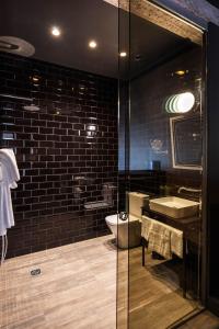 桑坦德桑坦德城市酒店的浴室配有卫生间、盥洗盆和淋浴。