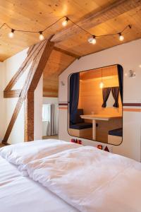 瓦尔·蒂利兹Peanut Mountain Lodge & Le Communal的卧室配有一张床铺,墙上配有电视
