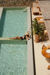 Collini Suites & Villas Mykonos内部或周边泳池景观