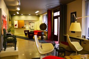 的里雅斯特哥伦比亚酒店的客厅配有桌椅
