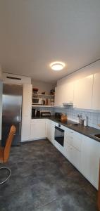 韦松纳Mont Bijou MOUNTAIN & QUIET chalet 10 pers by Alpvision Résidences的厨房配有白色橱柜和不锈钢冰箱