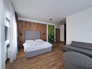 托米斯拉夫格拉德Motel BTG的一间卧室配有一张床和一张沙发