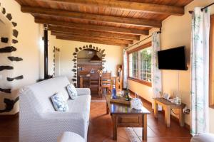 阿古洛Home2Book Las Mimbreras的客厅配有沙发和桌子