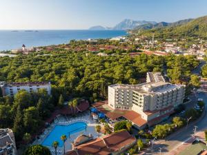 特基罗瓦阿玛斯卡普兰天堂酒店的享有度假村和海洋的空中景致