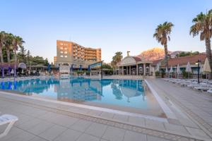 特基罗瓦阿玛斯卡普兰天堂酒店的棕榈树度假村的大型游泳池