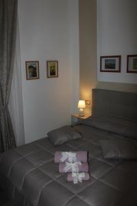 埃尔科拉诺B&B 80056 Ercolano的一间卧室,配有一张粉红色的床铺