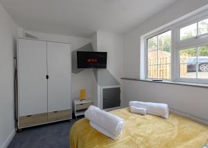 达宁顿堡Donington Cottage Apt 4的卧室配有一张床,墙上配有电视。