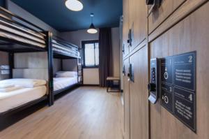 马萨纳Font Andorra Hostel的一间设有两张双层床的客房,门上有一个标志