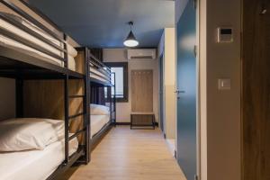 马萨纳Font Andorra Hostel的带两张双层床的客房和走廊