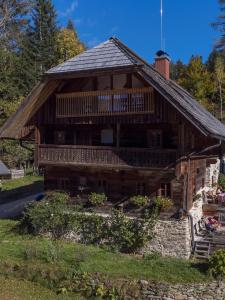 Stanz Im MurztalCharmante Gästewohnung in altem Bauernhaus in alpiner Alleinlage的大型木房子,设有 ⁇ 盖屋顶