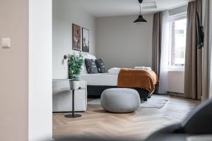 斯海弗宁恩limehome Den Haag Keizerstraat的一间卧室配有一张床和一把椅子