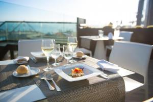 阿德耶伊波罗之星邦贾维尔海滩酒店的一张桌子,上面放着一盘食物和酒杯