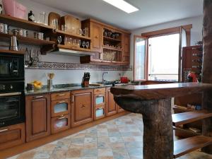 ArantzaCasa rural SOROA landetxea的厨房配有木制橱柜和石制台面