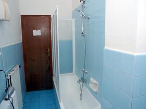 皮雅诺迪索伦托Casa Rachele的浴室设有浴缸和蓝色瓷砖淋浴。