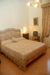 皮雅诺迪索伦托Casa Rachele的一间卧室配有一张床和一台电视。