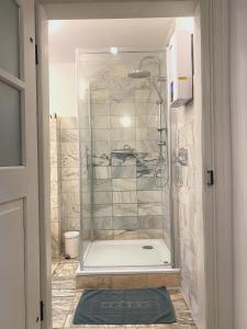 杜德尔多夫Living in History - Modern Country Cottage的带淋浴的浴室和玻璃门