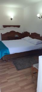 凯亚切伊亚酒店的卧室内的一张大床,铺有木地板