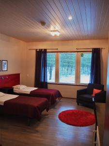 卡拉约基Safarimajoitus的酒店客房带两张床、椅子和窗户