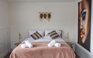 奈梅亨Koffie- en eethuis de Heerlijckheid的一间卧室配有一张床,上面有两条毛巾