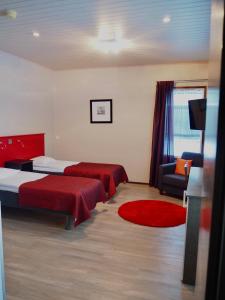 卡拉约基Safarimajoitus的酒店客房,配有两张床和椅子