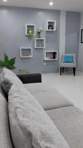 安蒂波洛Casa Erelle -1 Bedroom guest house w/ modern kubo的客厅配有沙发和椅子
