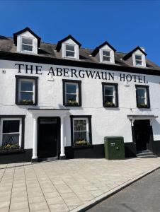 菲什加德JT Abergwaun hotel的白色的建筑,有酒店入口