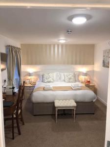 菲什加德JT Abergwaun hotel的一间卧室配有一张大床和一张桌子