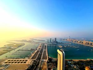 迪拜At THE TOP MARINA的水边城市的空中景观